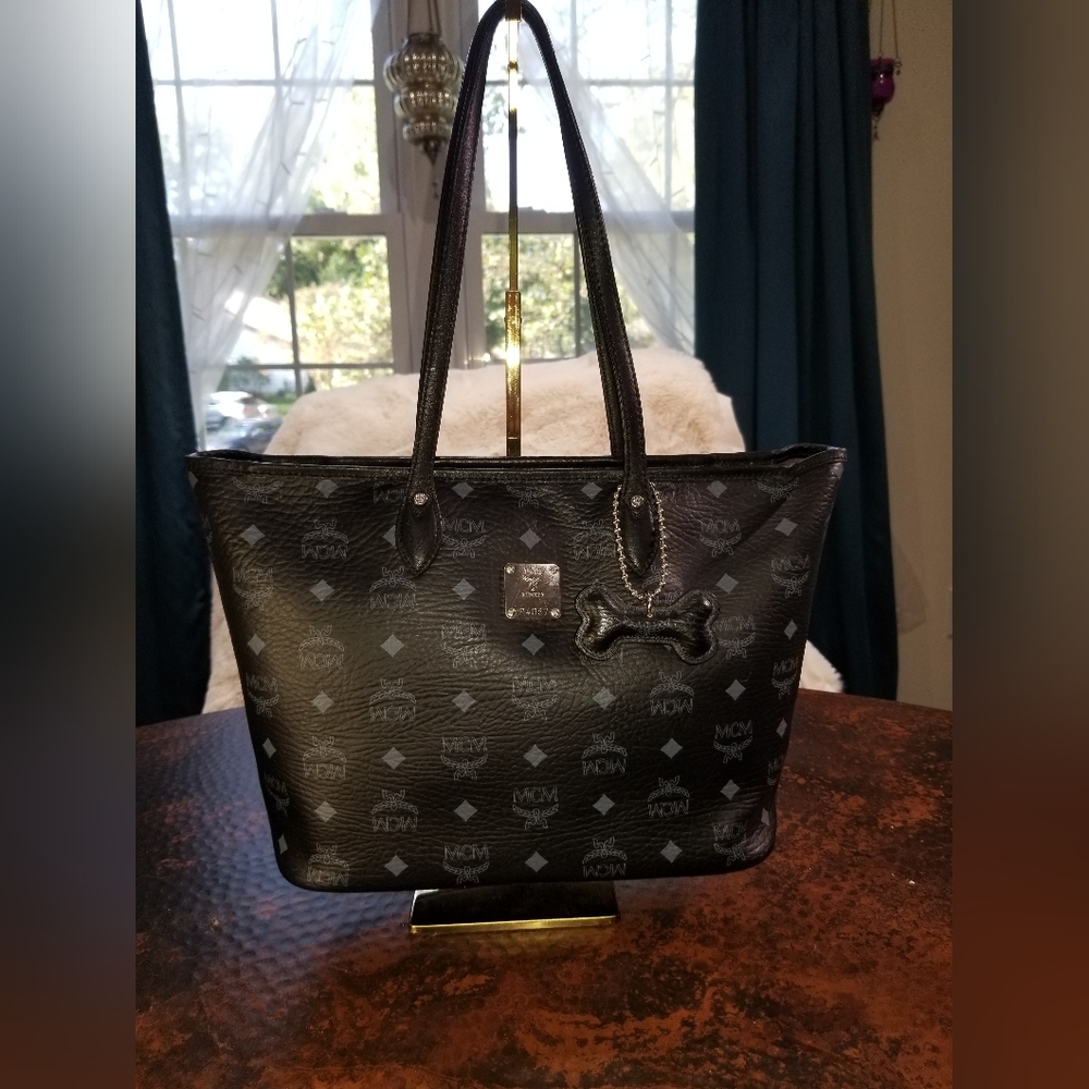 EUC  *MCM* black Visetos Leather zipper tote with MCM bag charm